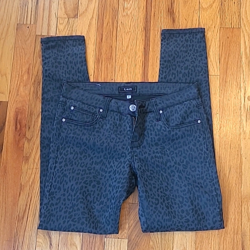 STS Blue Size 7 Gray Leopard Print Skinny Pants